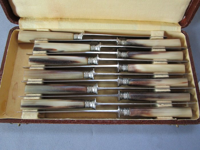 Coutellerie : Boland - Belgien / Liege - 12 couteaux - manches en corne polie - lames en acier inoxydable - très bon état non utilisé - emballage d'origine