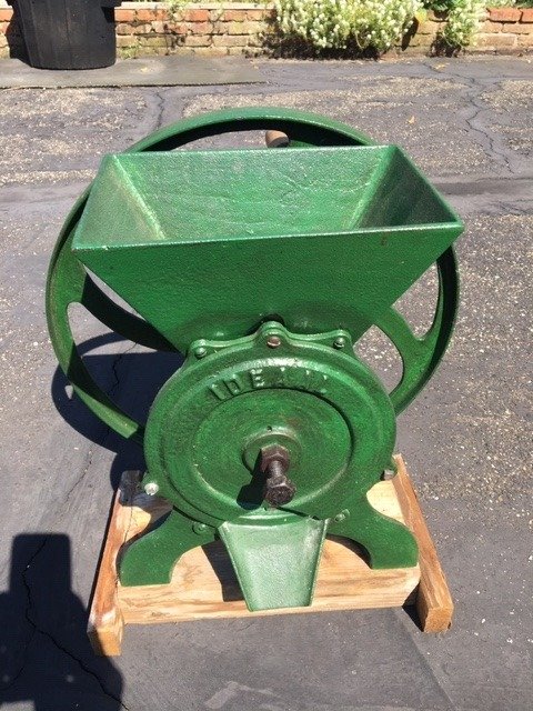 antique grain mill (1) - Iron (cast/wrought)