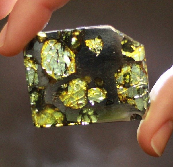 Esquel Pallasite. Kő-vasmeteorit - 15.4 g