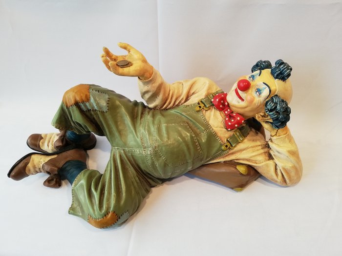 Jun Asilo - Grote clown, bedelaar liggend op koffer, gesigneerd (1) - Polystone