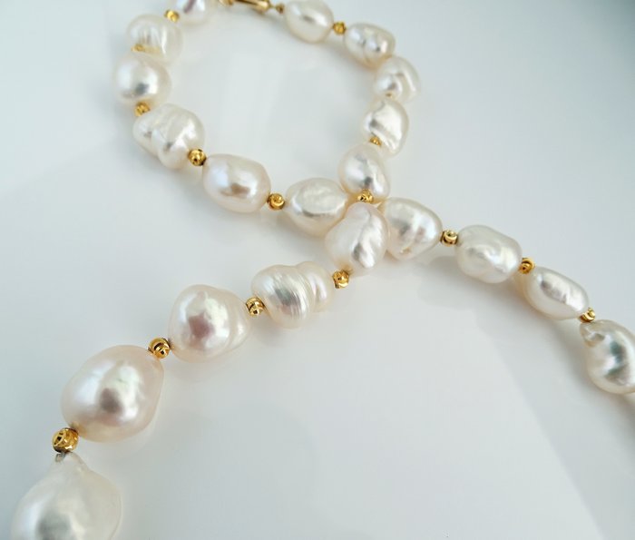 South sea pearls, Baroque 11 mm X 12.8 mm and Gold Beads - Necklace, 18 ...