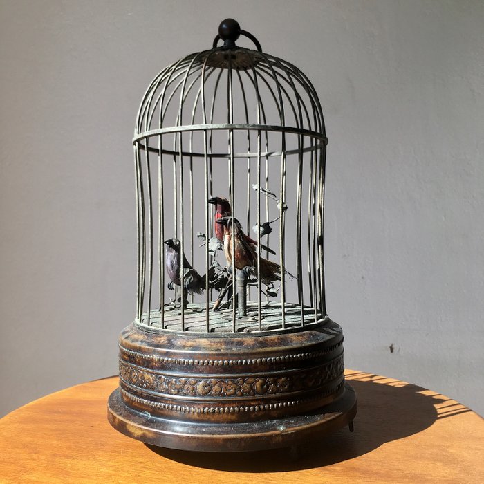 Oiseaux chanteurs mécaniques dans la cage à oiseaux - Laiton