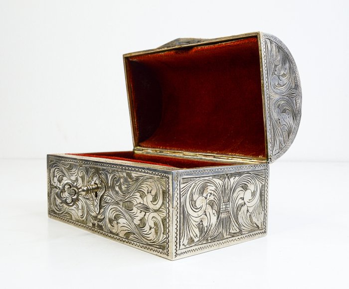 800 silver casket (1) - .800 silver, Velvet - Italy - mid 20th century