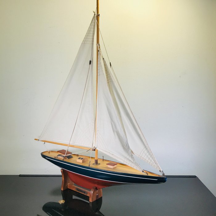 Large model sailboat "The Rainbow" 1934 - format: 75 x 65 x 11 cm - Wood