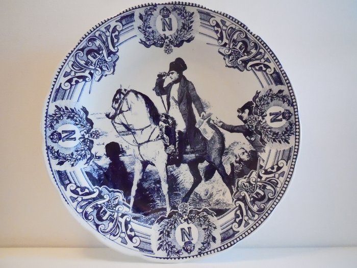 Large dish with the effigy of Napoleon Bonaparte diameter 39 - Porcelain