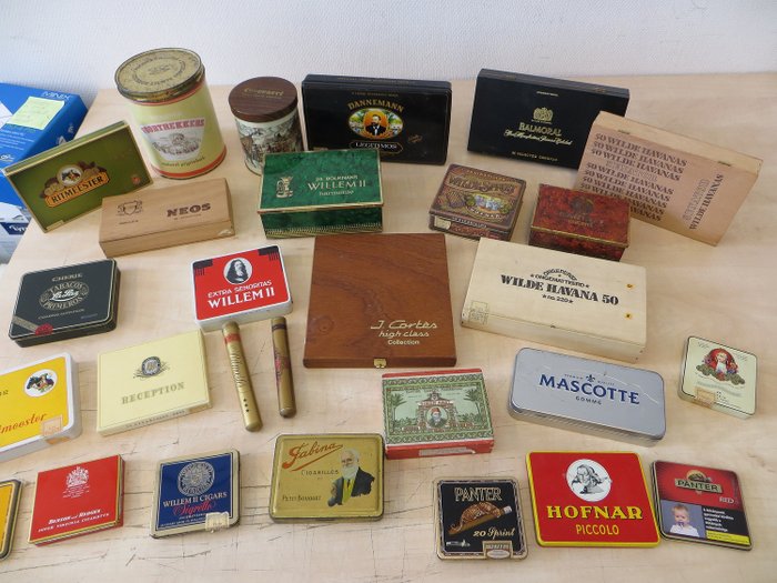 Schachteln und Dosen für Zigaretten und Zigarren. (28) - Eisen (Gusseisen/ Schmiedeeisen), Holz, Papier