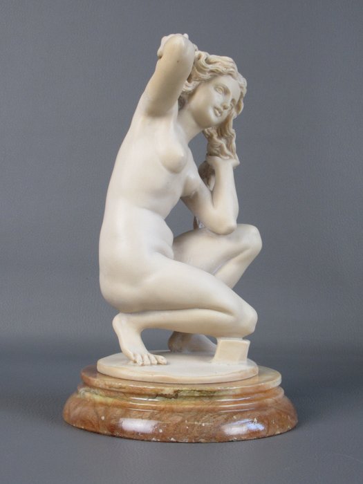 G. Ruggeri - Skulpturstaty naken knäande tjej signerad - Neoklassiska - Alabaster, Marmorpulver