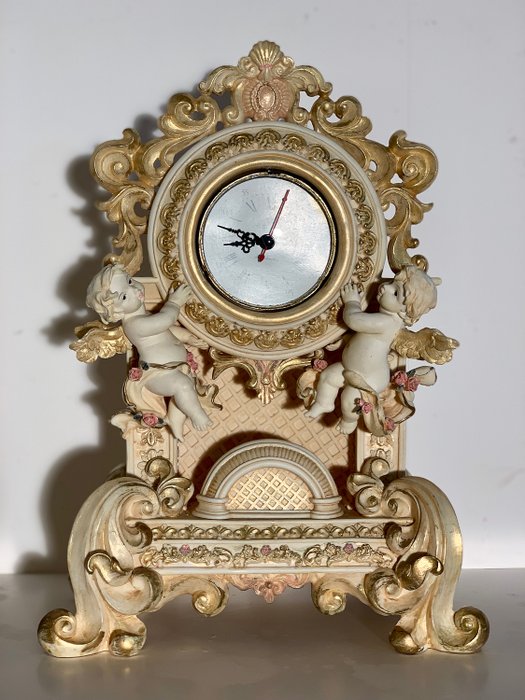 Richard Ward, Winchester - 35 cm Grande camino o orologio da tavolo con angeli in oro crema e rosa - Stile Reggenza - resina
