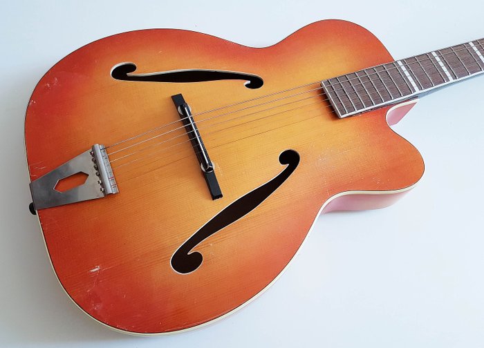 Melodija Menges - 1950's Archtop Jazz gitaar - Stålsträngad gitarr - Tjeckien