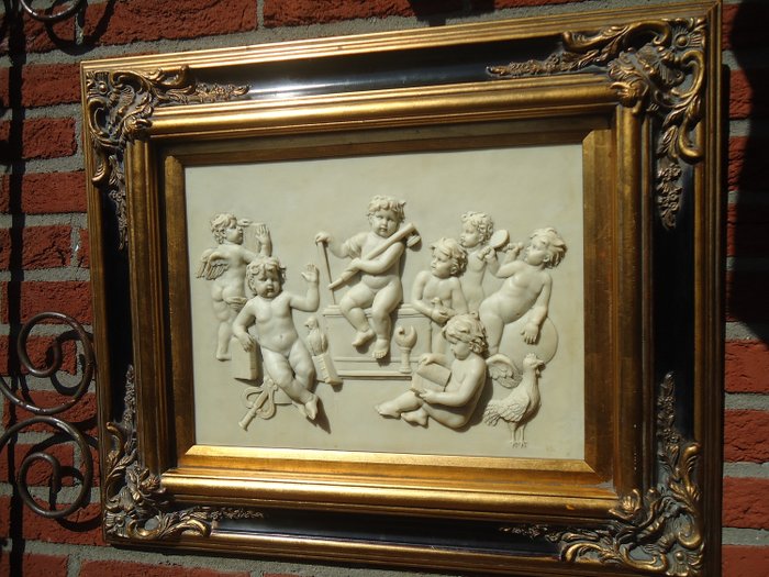 Roe Bros  - uniek Groot formaat plaquette in albast voorstelling van engelen putti  cherubijnen i - albast hout goud zwart schilderij omlijsting 