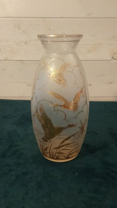 Adat - Vaas, Ets en beschilderd met goud, wilde eend met vliegende decoratie