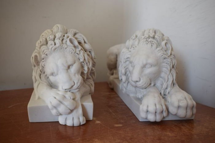 copia da Antonio Canova - Par lejon: "sovande" och "tittar" - Marmorpulver