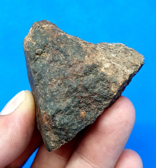 ROCKY METEORITE。 NWA Chondrite 4500万年。 - 5×4×3.5 cm - 86.2 g