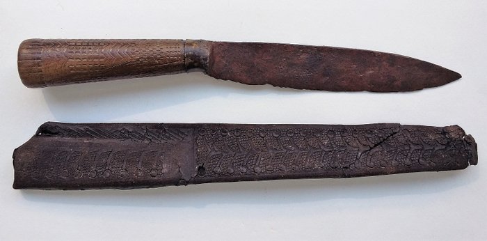 Bottom find knife fisherman knife fisherman - leather knife sheath (2) - Folk Art - Wood, leather, iron, copper - 17th century