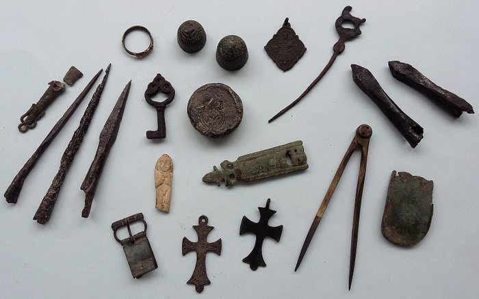 Bunnen finner beltetunge kryss fingerbølgring kompass spenne vekt pilspiss etc. (20) - Middelalder - Bronse, kobber, bly, jern, sølv, rørjord - 12 til 19 århundre