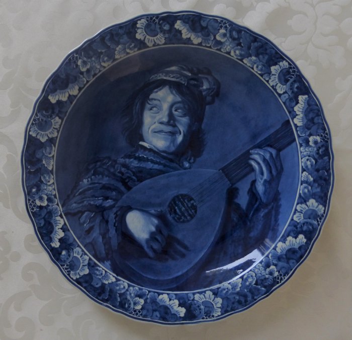 De Porceleyne Fles - Plate, after the Frans Hals lute player (diameter 41 cm) - Earthenware