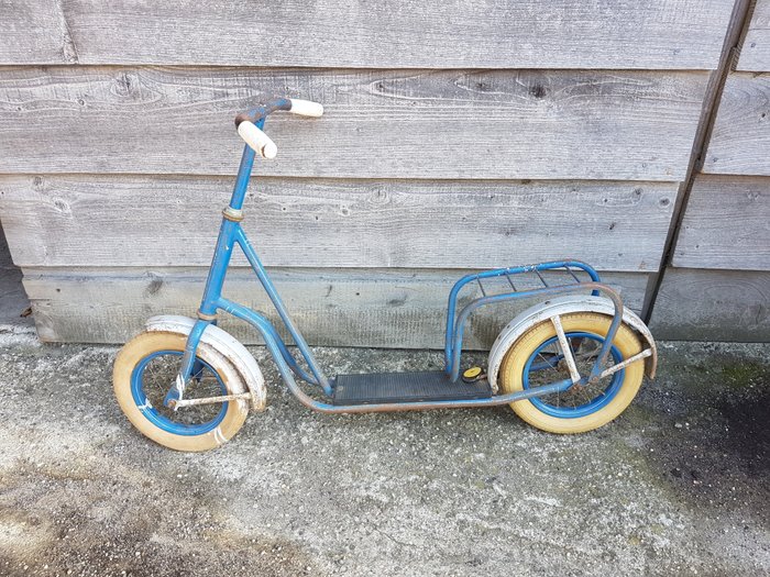 Children's scooter from the 50s, fixer or decoration - Steel scooter with rubber tires.