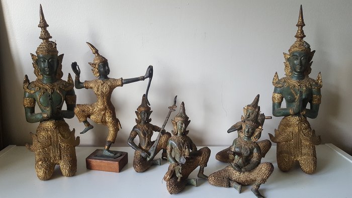 Ajoelhado Budhist (7) - Ferro fundido - Thai Thepphanom kneeling Buddhist figure and other figures - Tailândia - Segunda metade do século XX