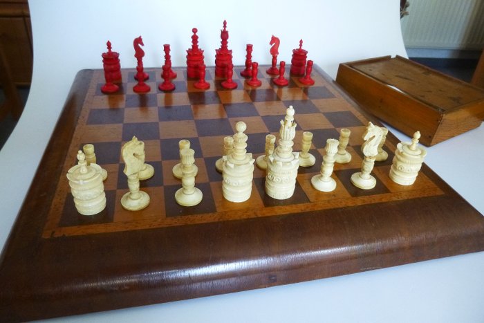 Antiikki-Biedermeier-ohrakorin shakkipalat, jotka on valmistettu käännetyistä jalkoista; noin 1890/1900 - Biedermeier - jalka