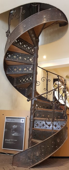 Robusta y elegante escalera de caracol de hierro forjado y forjado - principios del siglo XX - 1ra mitad del siglo 20