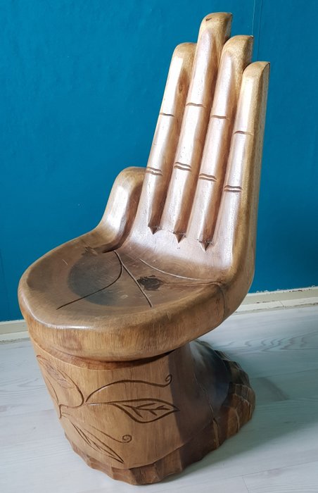 Krzesło w kształcie dłoni - Solidne drzewo Suarwood (1) - Drewno