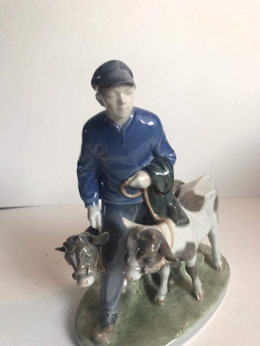 Royal Copenhagen - Figure, farmer with two calves - Porcelain