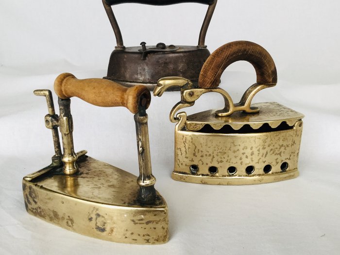 Három antik kis vasaló - bronzból / sárgarézből, fémből és öntöttvasból készült