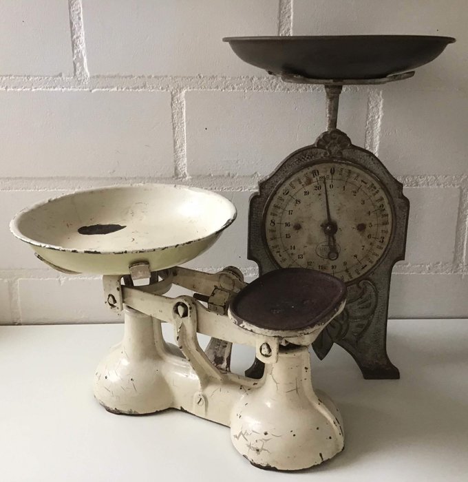 2 old kitchen scales - Iron (cast/wrought)
