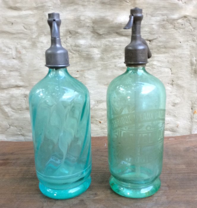 2 stare butelki szyfonu, napoje gazowane, butelki z rozpylaczem wody - w pięknym niebieskim / zielonym szkle