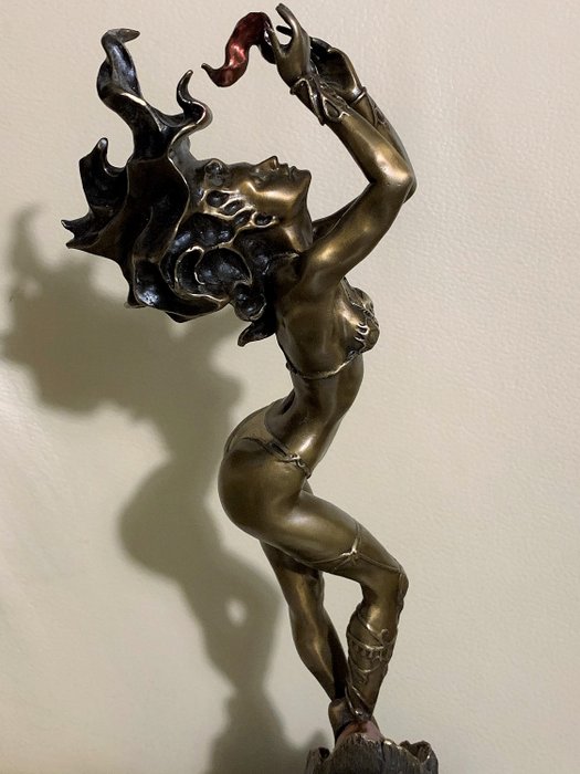 Boris Vallejo (08-01-1941)  - Franklin Mint - Escultura erótica de bronze 'Mistress of Fire' - Bronze do molde quente, mármore, madeira