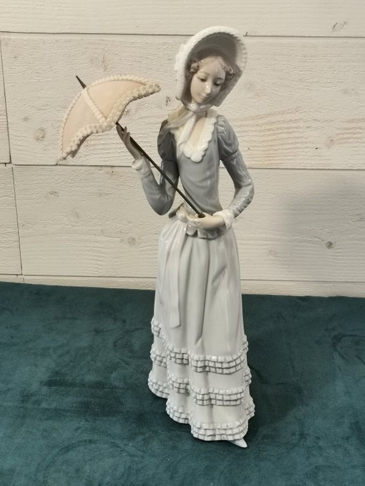 Lladró - Figurin - Modell "Damen med paraplyen" - porselen