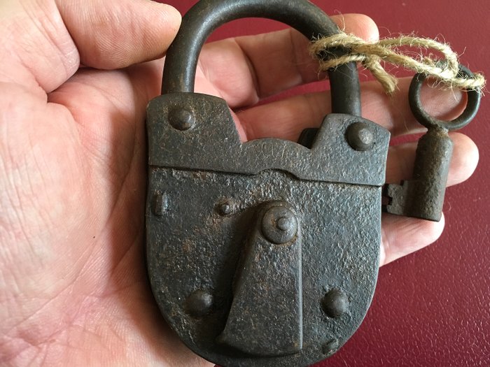 Antiguo candado remachado alemán con llave totalmente funcional (1) - Hierro (fundido/forjado) - Mediados del siglo XIX
