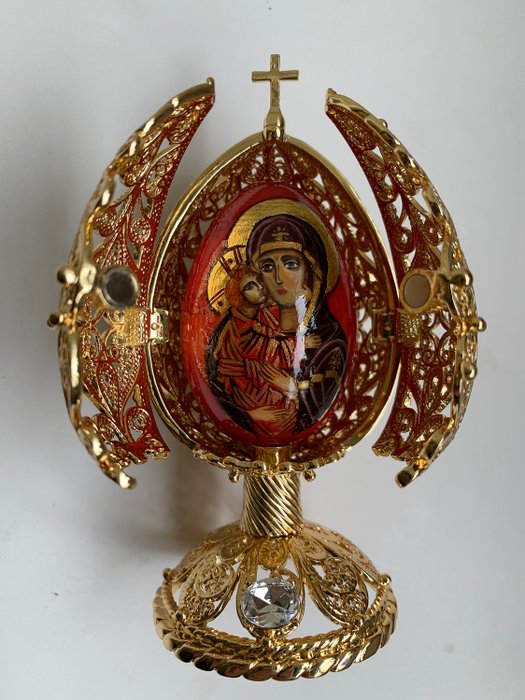 AKM Fabergé St, Petersburg - Superbe oeuf Fabergé doré, avec un oeuf Icon rouge peint à la main à l'intérieur - Icône en bois doré, cristal et bois peint à la main, signée, certificat