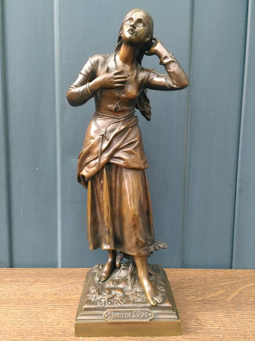 Henri Etienne Dumaige (1830-1888) - Jeanne d'Arc - Bronze (patiniert) - Zweite Hälfte des 19. Jahrhunderts