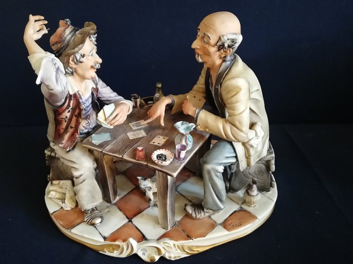 Capodimonte - imagen de los hombres jugando a las cartas - Porcelana