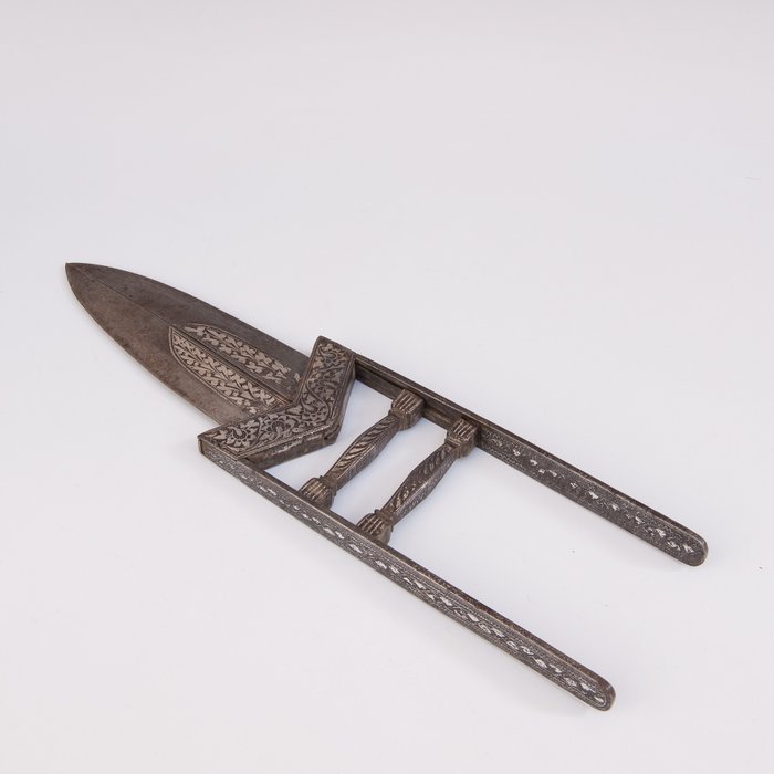 Katar Messer / Klingenwaffe (1) - Damaststahl eingelegt mit Silber - stilisierte Blumendekor - Indien - 19. Jahrhundert