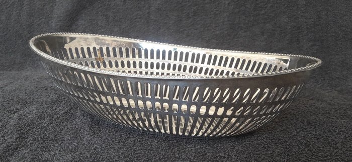 Keltum en Kroon - Silver-plated oval bread basket with pearl-border decor - Silverplate