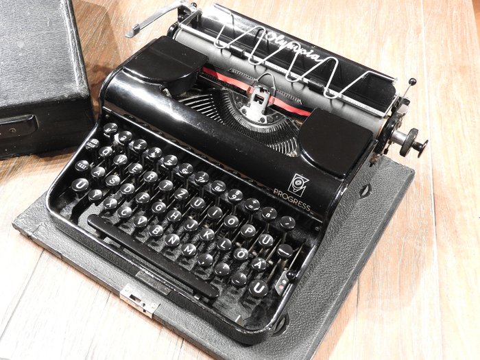 Alemanha - Wehrmacht - Máquina de escrever Olympia com a chave da runa