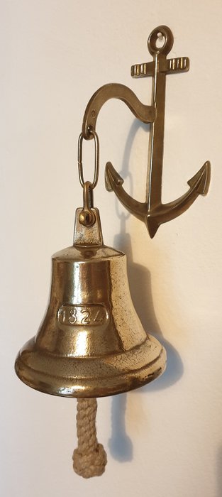 Liebliche Schiffsglocke "1824" mit Ankerhalterung und Bändsel - Messing