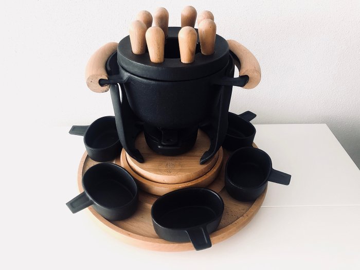 R. Nissen & F Digsmed - Bodum - Cast-iron fondue set on wooden base with 6 trays