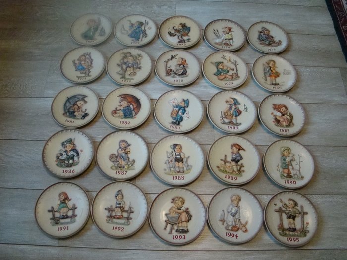 Goebel - Komplette Sammlung von Hummel-Jahrestellern (25) - Keramik