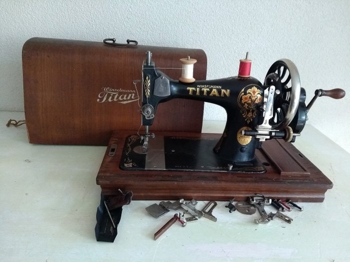 Winselmann Titan - Hånd symaskine med støvafdækning, 1930'erne - Jern (støbt/smeltet)