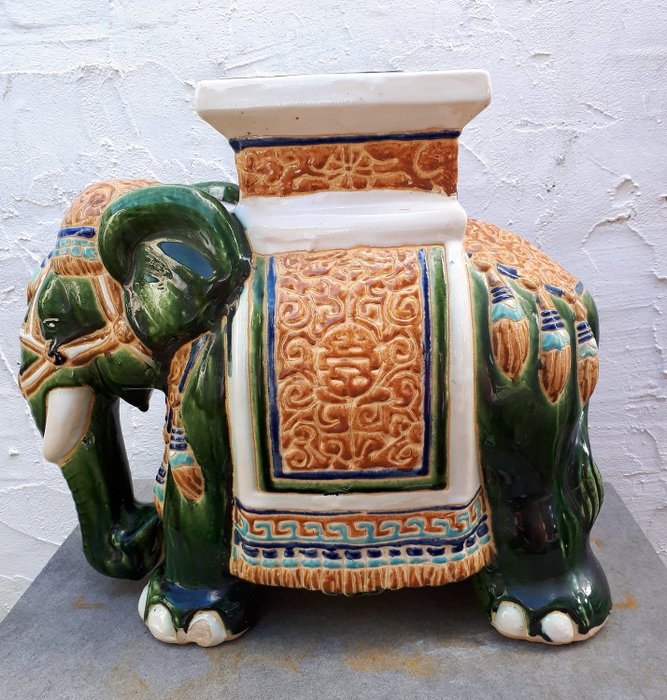Mesa auxiliar de cerámica con forma de elefante. - Cerámica