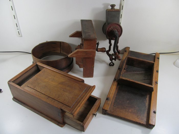 古董厨具：刨丝器，四季豆磨，筛子，卷心菜刀和杏仁磨 (5) - 木材和金属
