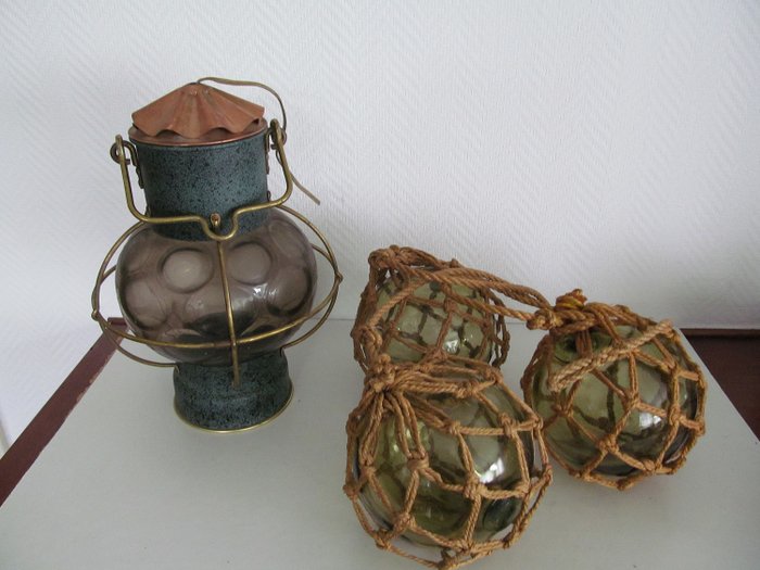 Skeppslampa och 3 gamla glasböjar fisknät med nät - glas och koppar