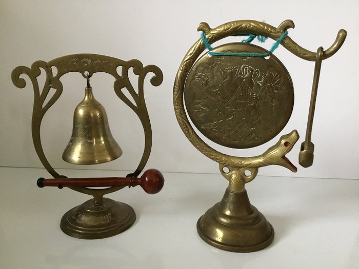 Schöner kupferner Gong mit Schlange und einer kupfernen Glocke mit einem hölzernen Hammer (2) - Holz, Kupfer