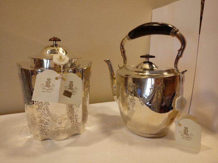 Royal Family - Royal SheFField - Box + Teapot (2) - Silverplate