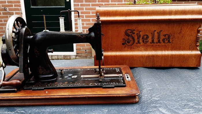 Clemens Müller - Stella hånd symaskine med støvafdækning - Jern (støbt/smeltet), Træ
