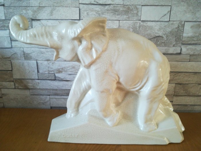 LEJAN dolly: cracked ceramic elephant art deco