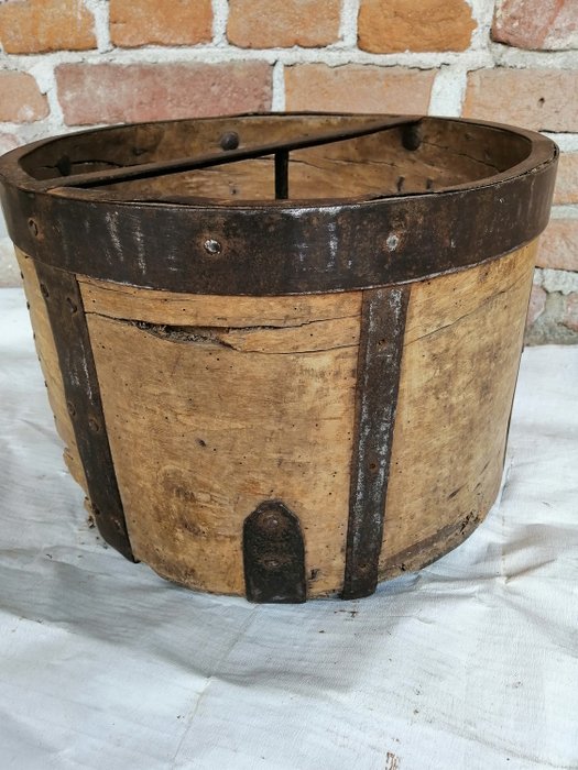Antique amine / bushel for measuring wheat - Wood